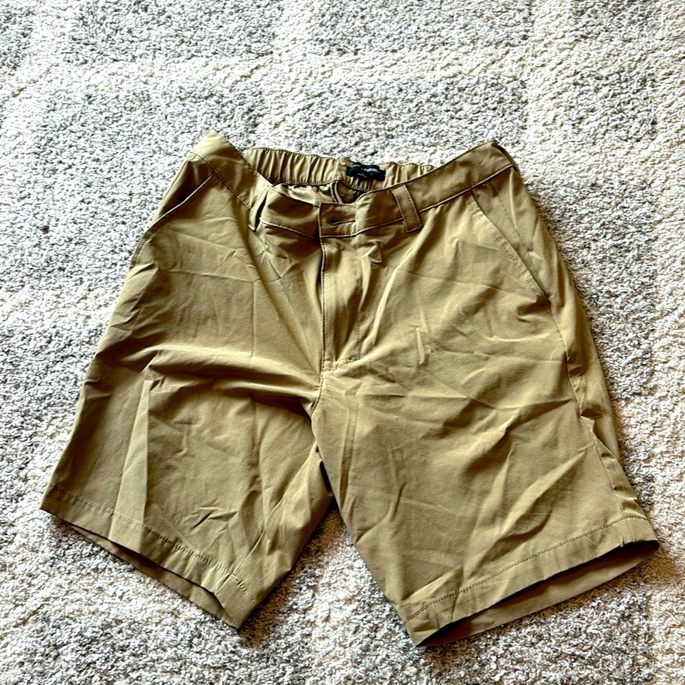 Men’s banana republic dri fit khaki tan shorts size 34 elastic waist